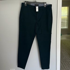Banana Republic Aiden Stretch Chino Pant. Size 32x32